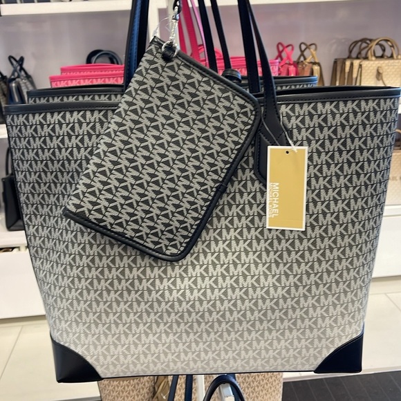 Michael Kors Eva Large Ombré Signature Logo Shoulder Tote Bag
Black 
NWT - Picture 13 of 16